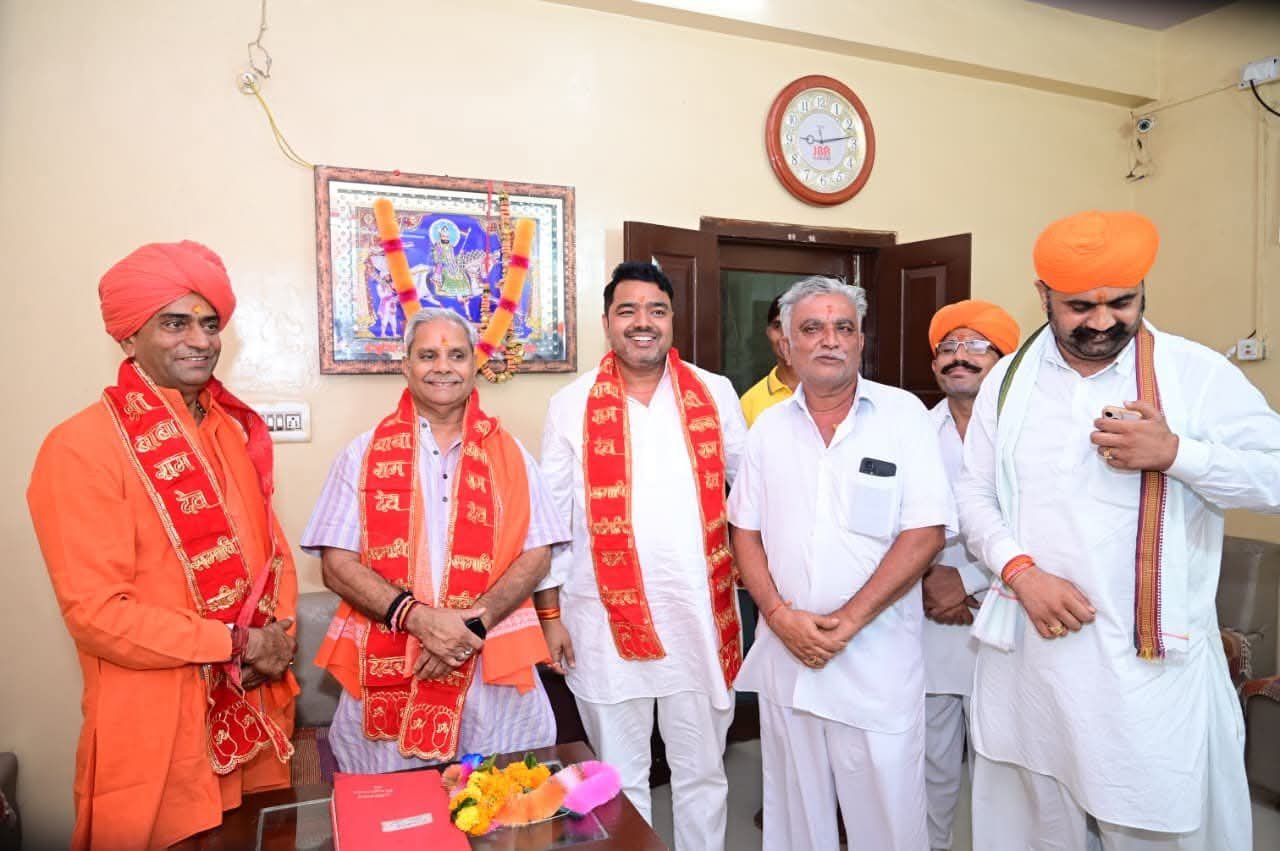 मुख्य सचेतक श्री जोगेश्वर गर्ग ने बाबा रामदेव जी के दर्शन कर प्रदेश की खुशहाली की कामना की