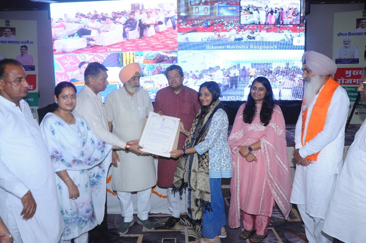 नियुक्ति पत्र पाकर खिले नवनियुक्त कार्मिकों के चेहरे, जताया सरकार का आभार