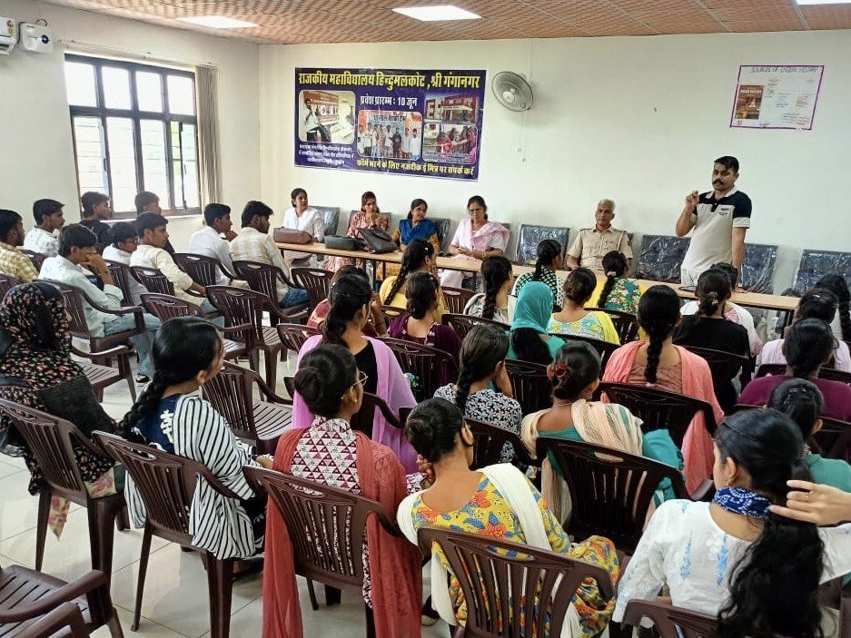 विद्यार्थियों को दी सुरक्षा एवं साइबर जागरूकता की जानकारी