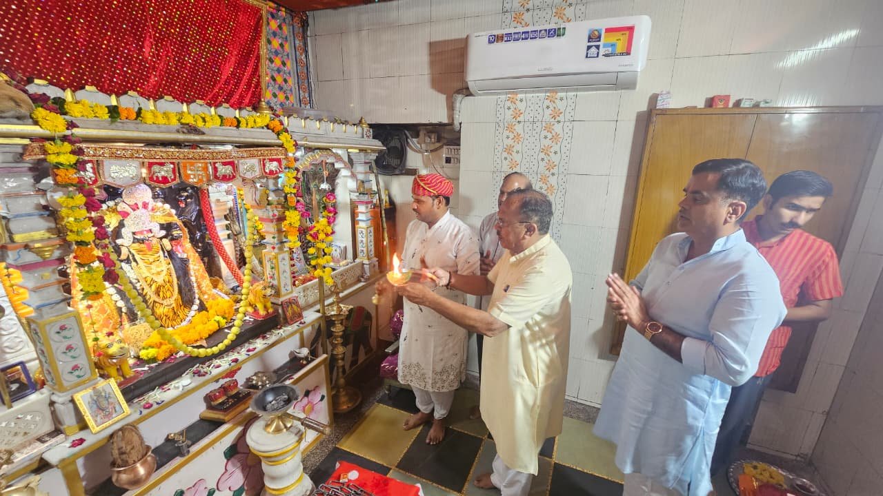 देश में सुख शांति की कामना के साथ मंदिर में की पूजा अर्चना
