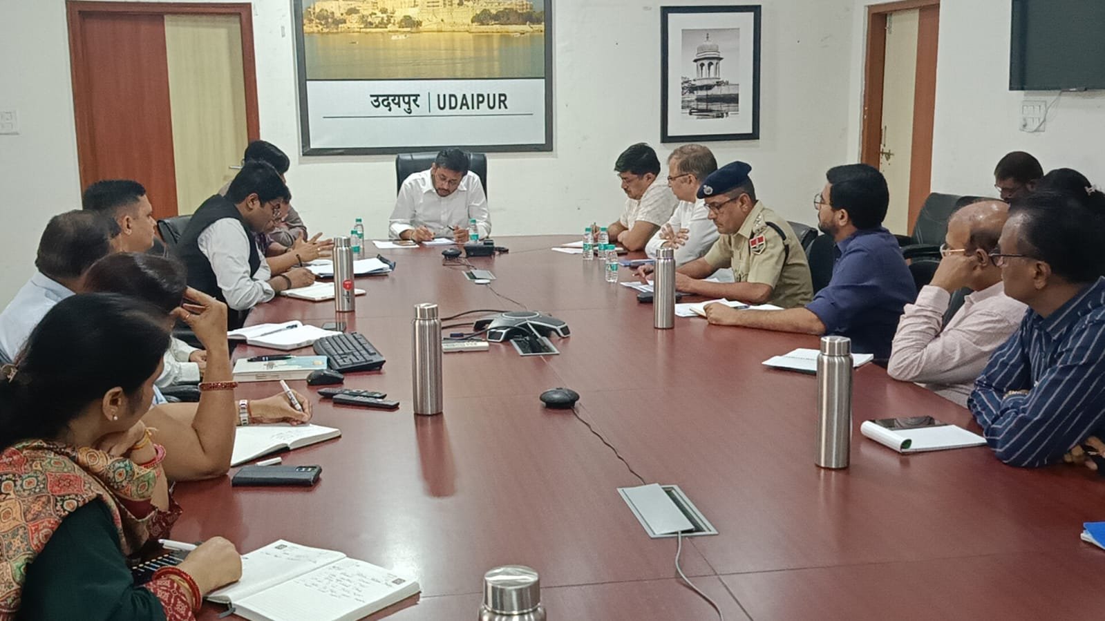 दीपावली पर्व को लेकर जिला कलक्टर ने की विभिन्न विभागों के साथ बैठक
