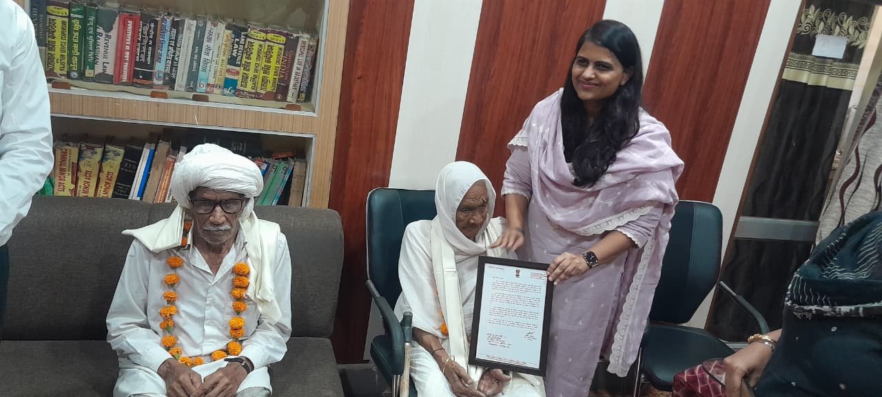 अन्तर्राष्ट्रीय वरिष्ठजन दिवस पर किया शतायु मतदाताओं का जिला निर्वाचन अधिकारी ने सम्मान