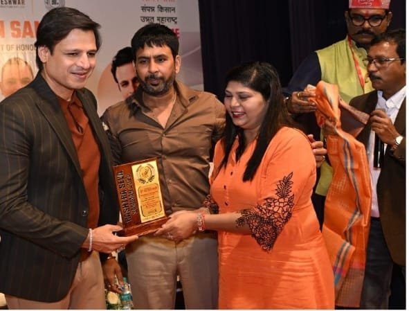 जीतेश्वर इंफ़्रा की प्रबंध निदेशिका रंजना सिंह और वर्षा चतुर्वेदी को अभिनेता विवेक ओबेरॉय ने किया सम्मानित