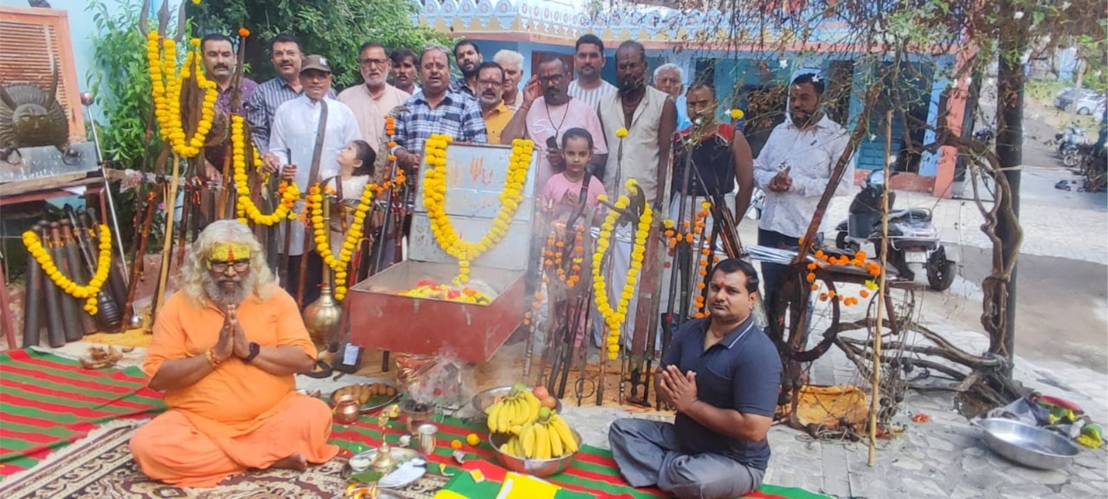 शस्त्र पूजन तपोभूमि लालीवाव मठ में शस्त्र पूजन