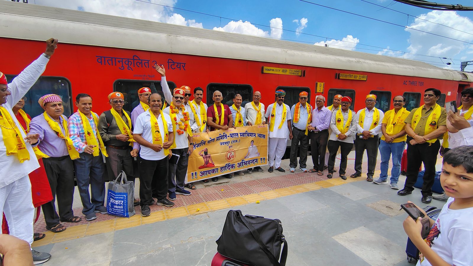 पतंजलि योगपीठ हरिद्वार योग शिक्षक प्रशिक्षण हेतु 22 सह योग शिक्षकों का जत्था रवाना