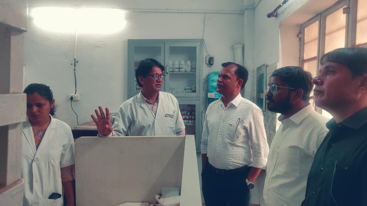 अतिरिक्त निदेशक का सिन्धी बाजार औषधालय में औचक निरीक्षण व्यवस्थाओ से हुए अभिभूत