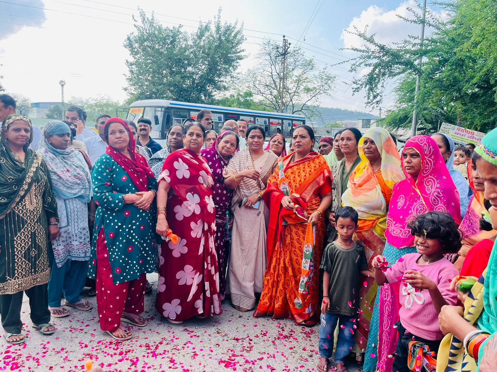 Kamini Gurjar Displays Power in Udaipur, Grandly Welcomes Congress In-Charges with JCB Flower Shower