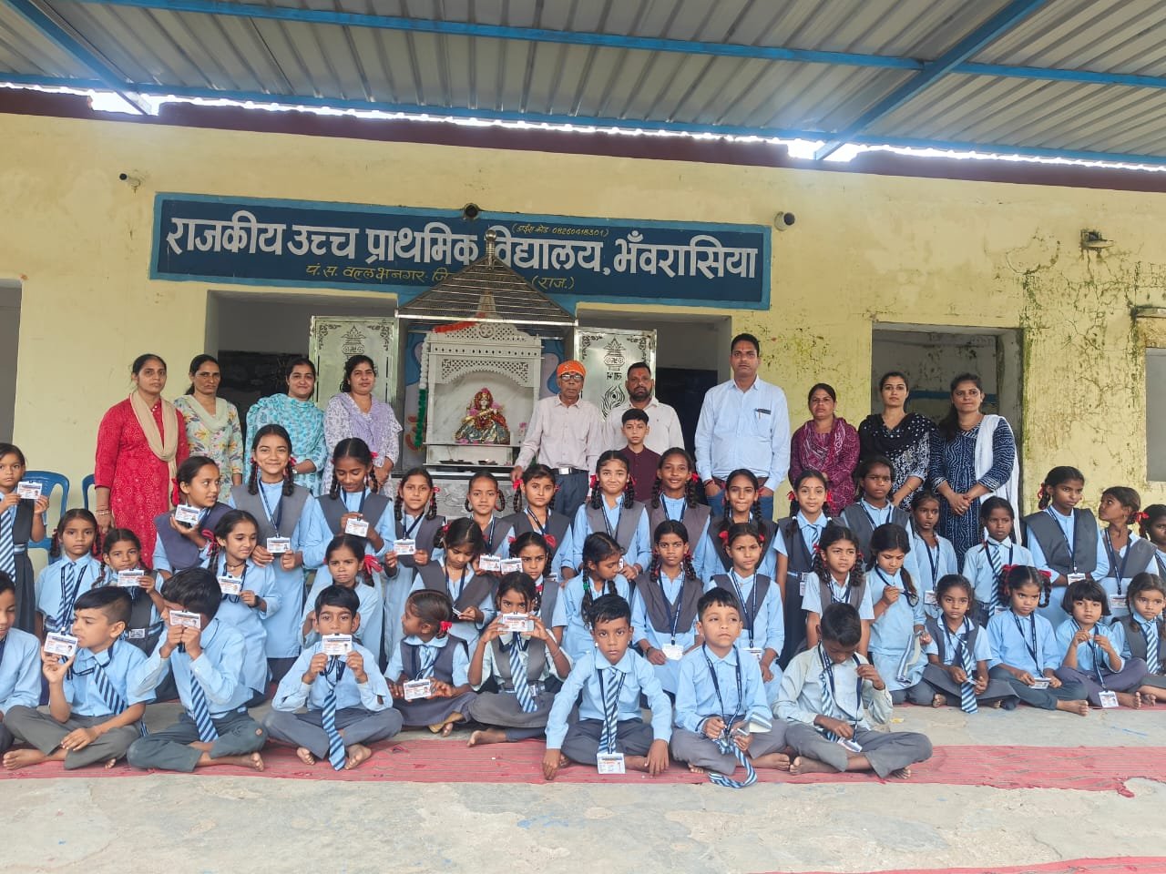 भामाशाहों ने विद्यार्थियों को वितरित की स्टेशनरी