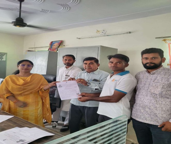 लाभार्थियों में वितरित किये आवासीय पट्टे एवं मंगला पशु बीमा योजना की पॉलिसी