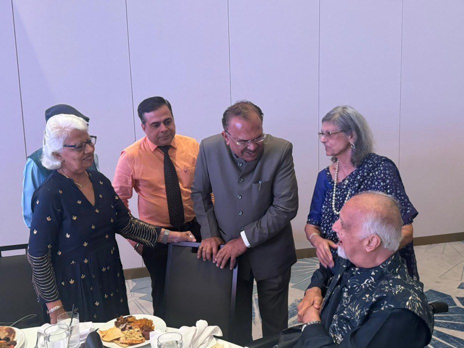 Vasudev Devnani met with members of the expatriate Sindhi community 