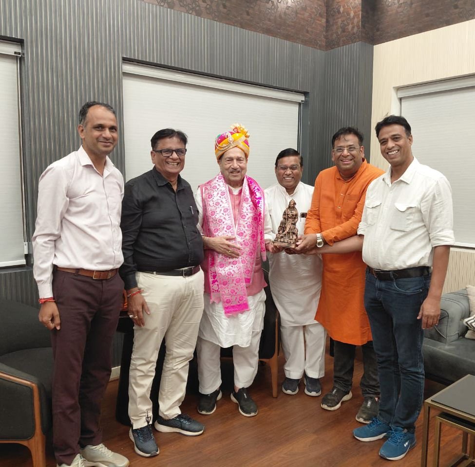 Warm Welcome for Devarshi Indresh Kumar at Udaipur Airport