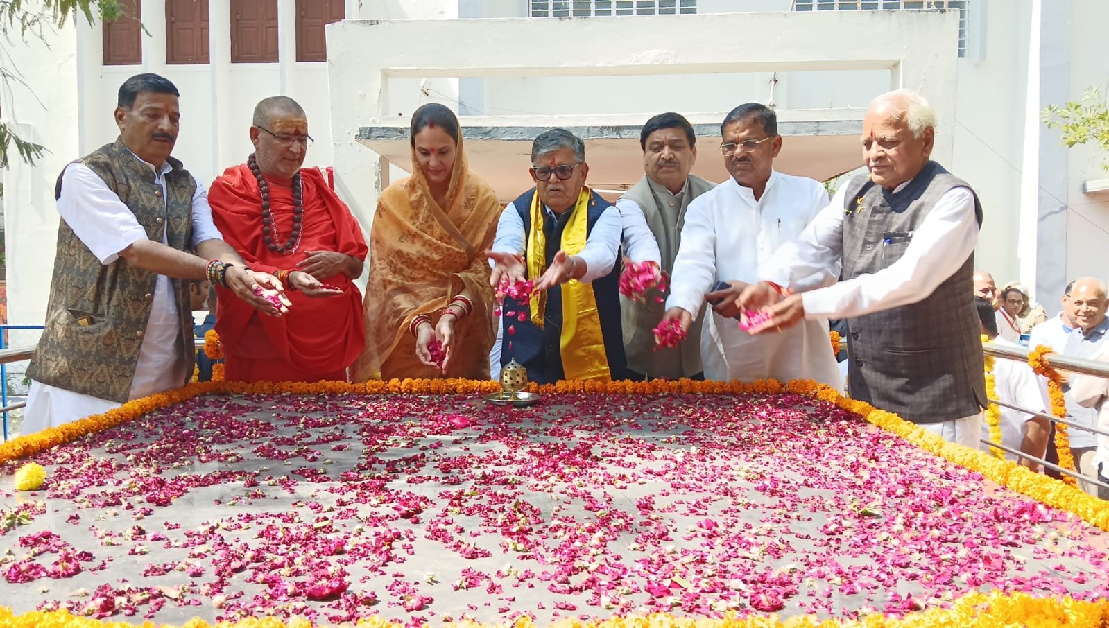 स्वतंत्रता सेनानी दम्पति स्व. परशराम-स्व. शांता त्रिवेदी की मूर्तियों का अनावरण
