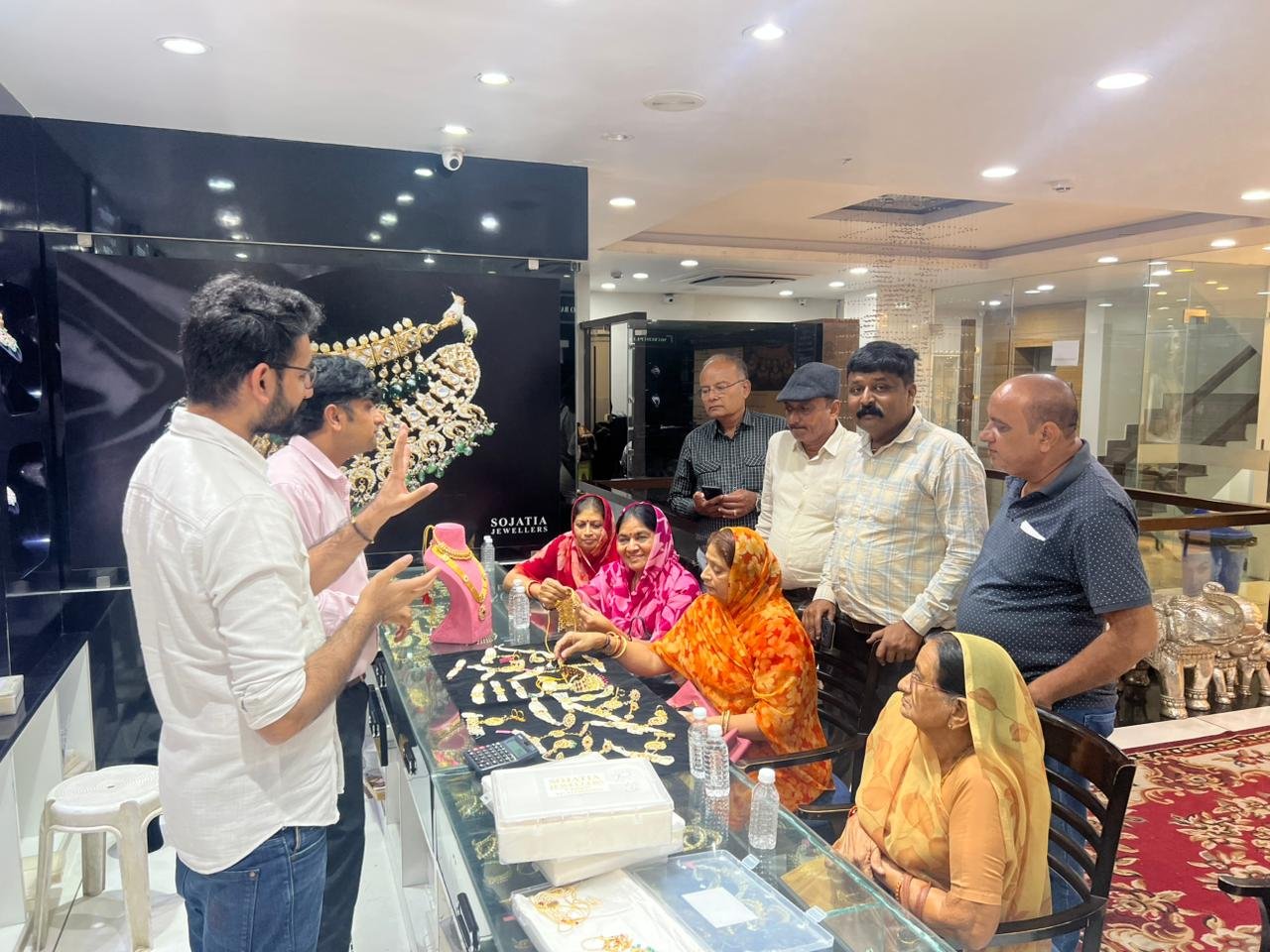सोजतिया ज्वैलर्स पर गुरू पुष्य नक्षत्र पर उमड़ी भीड़