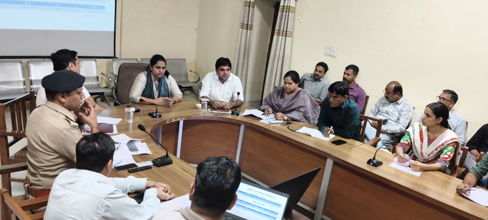 साप्ताहिक समीक्षा बैठकः क्षतिग्रस्त सड़कों की मरम्मत के साथ सुचारू करवाएं साफ-सफाई