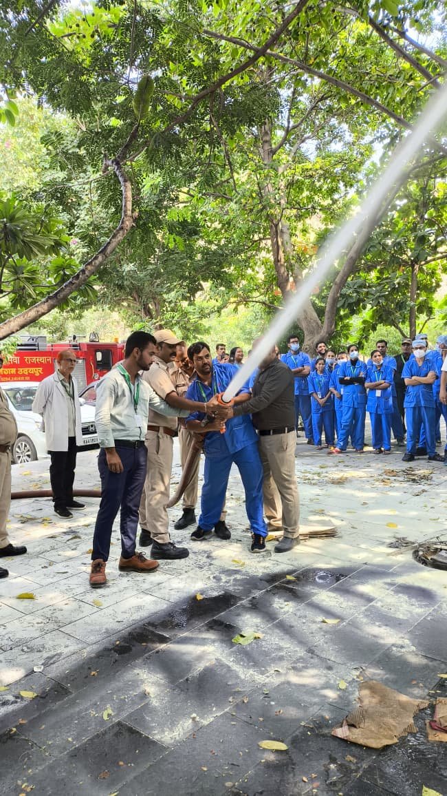 निजी अस्पतालों में हुई अग्निशमन मॉक ड्रिल कर्मचारियों को दी गई आपात स्थिति से निपटने की ट्रेनिंग