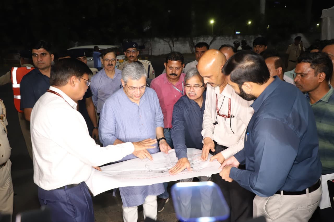 विहार रेलवे स्टेशन पर भीड़ प्रबंधन का जायजा लिया यात्रियों से की सीधे बातचीतः अश्विनी वैष्णव
