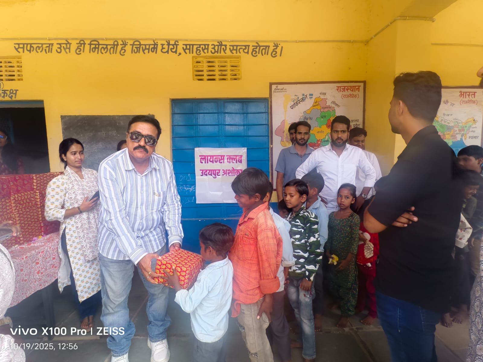 Bringing Light to Children’s Lives on Diwali under “Aao Khushiyan Baantein” Initiative
