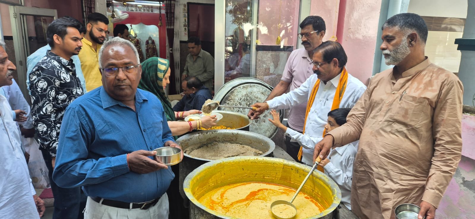 प्रह्लाद टॉक ने अपने हाथों से अन्नकूट वितरित किया