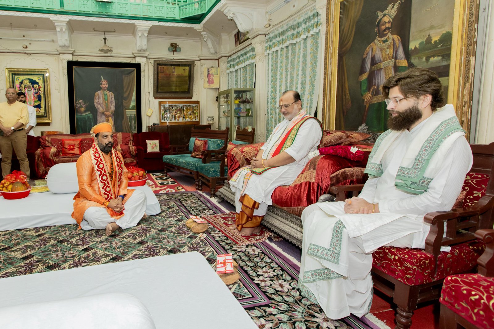 प्रभु द्वारकाधीश जी के दर्शन को पहुँचे डॉ. लक्ष्यराज सिंह मेवाड़