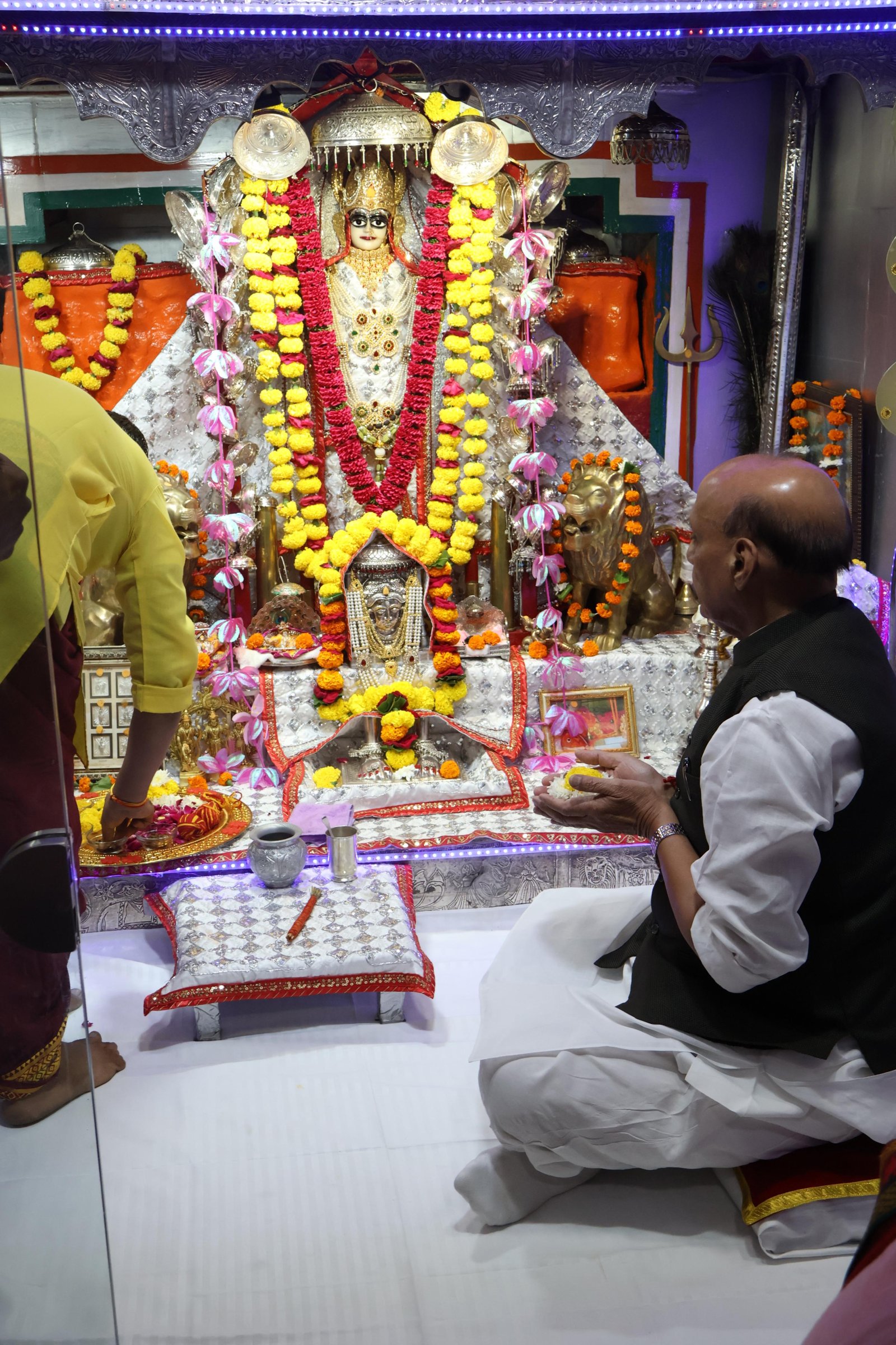 केंद्रीय रक्षामंत्री का तनोट माता मंदिर का दौरा