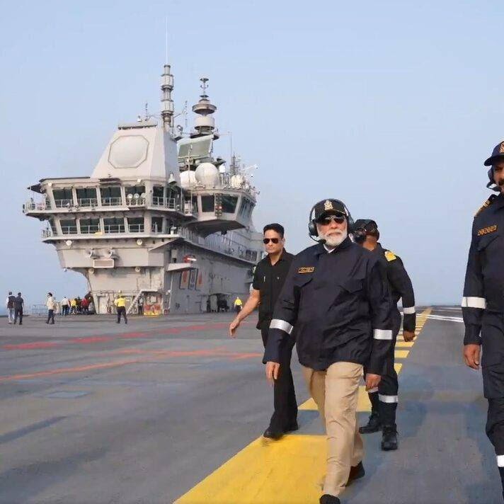 प्रधानमंत्री नरेंद्र मोदी ने आई एन एस विक्रांत पर जवानों के साथ दिवाली मना विश्व को दिया एक बड़ा सन्देश 