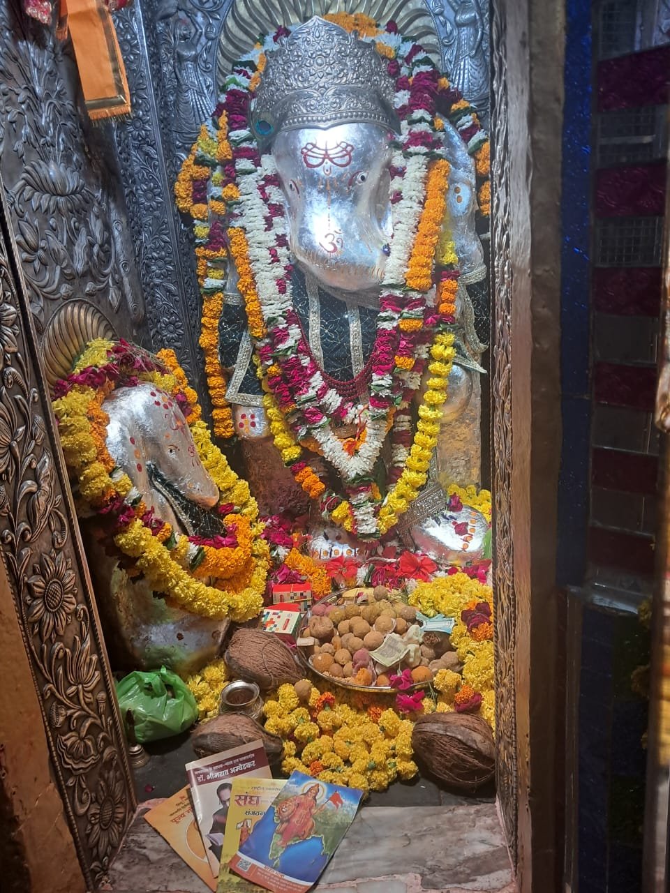 बोहरा गणेशजी को साहित्य भेंट कर संपर्क अभियान का शुभारंभ