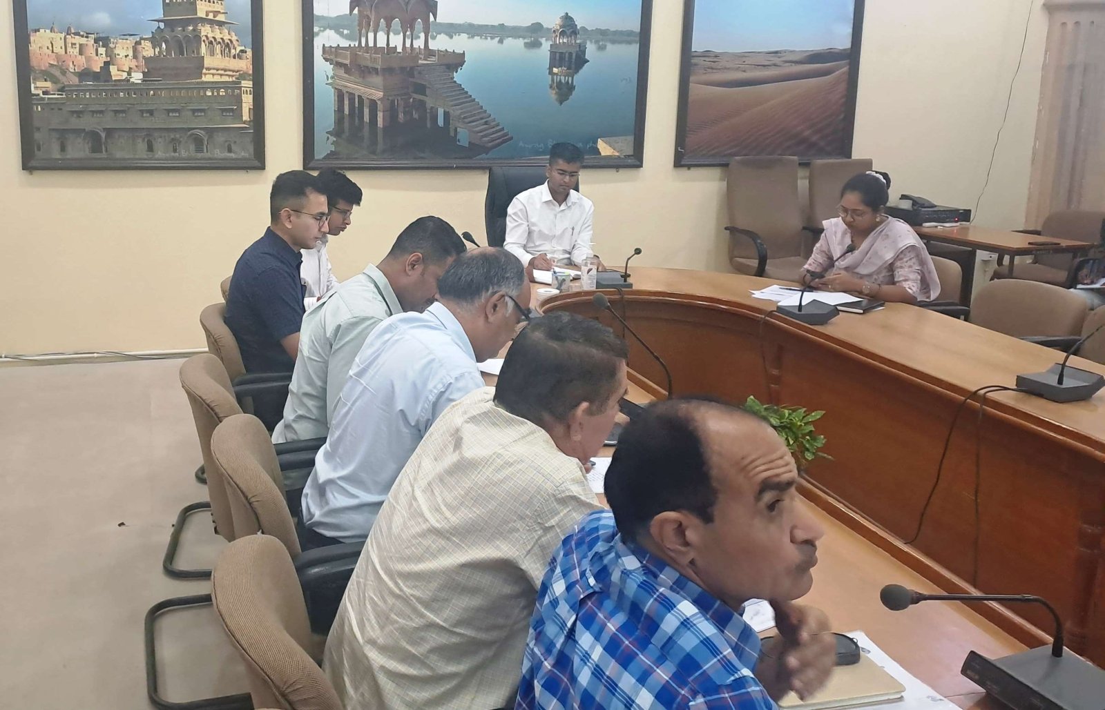 जिला कलक्टर की अध्यक्षता में साप्ताहिक समीक्षा बैठक आयोजित,