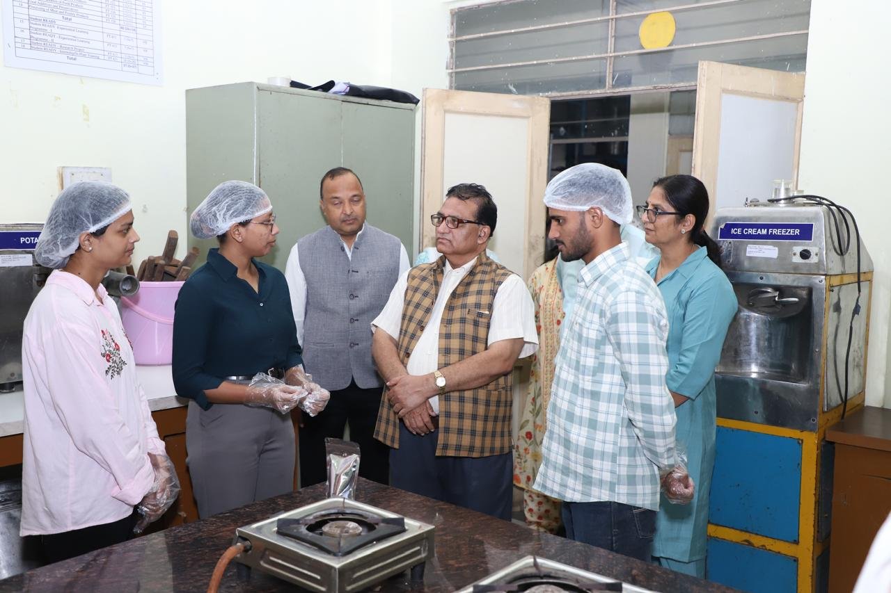 कुलगुरु प्रोफेसर प्रताप सिंह ने डेयरी एवं खाद्य प्रौद्योगिकी महाविद्यालय का किया निरीक्षण