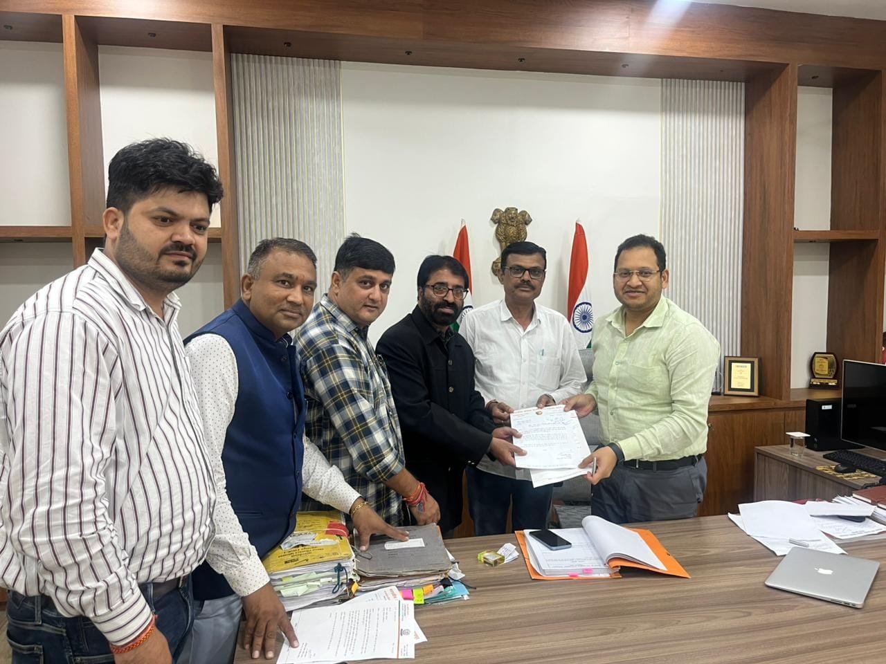 अतिक्रमण को हटाया जाए हो नई सड़क से जुड़ सकेगी शहर की जनता।