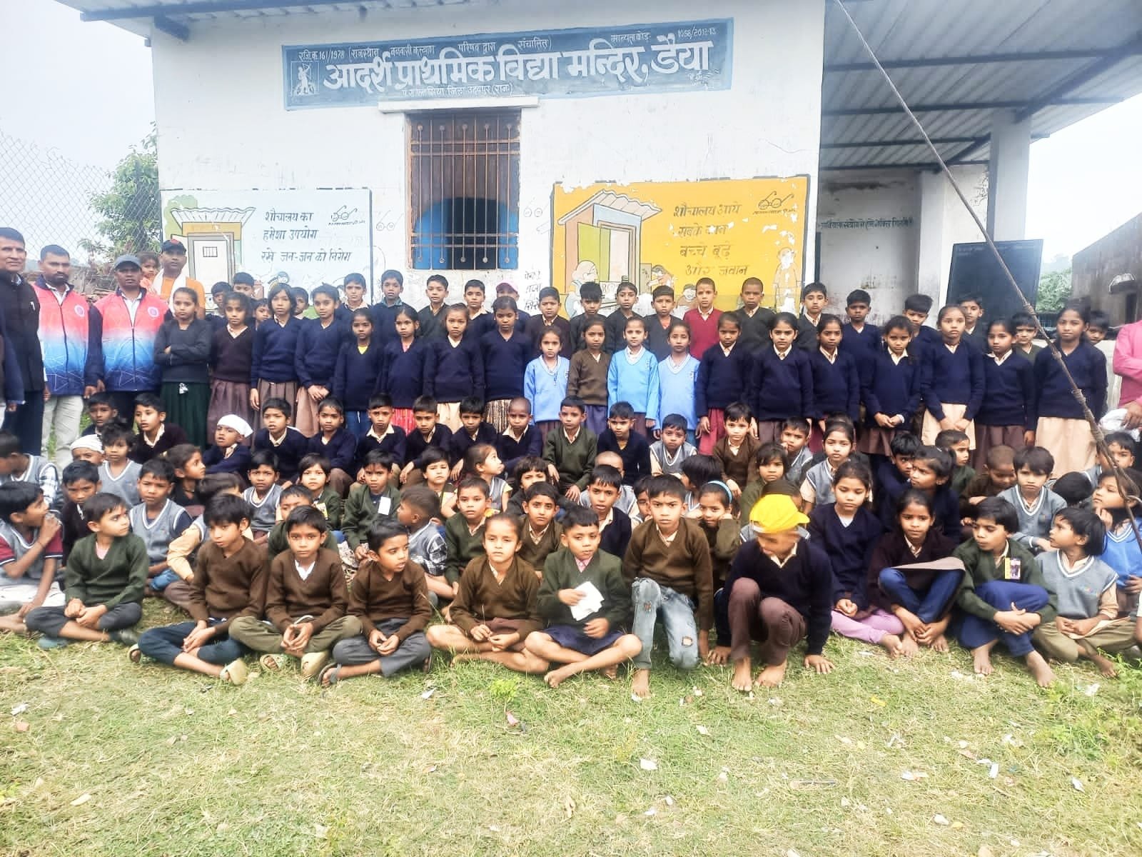 वनवासी विद्यार्थियों को सर्दी से राहत हेतु — देवास, कोल्यारी और डईया में 500 स्वेटर वितरित