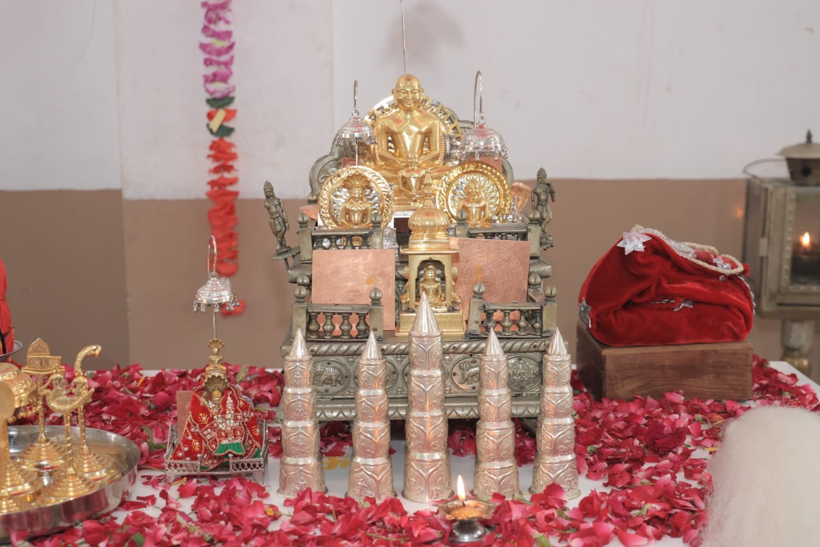 श्री 1008 आदिनाथ दिगम्बर जैन चैत्यालय की हुई आयड में स्थापना