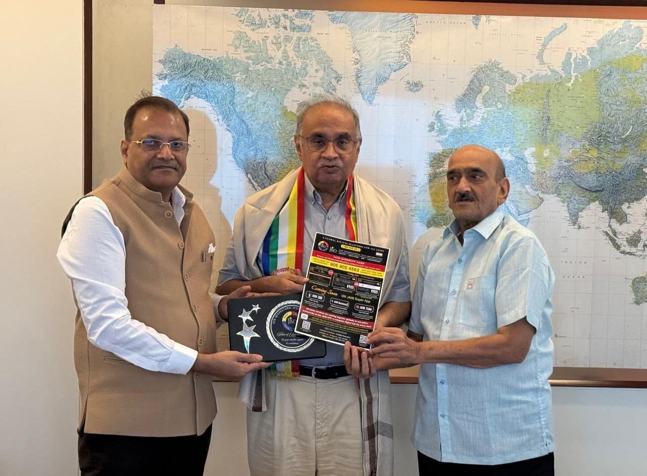 धर्मयात्रा के दौरान अहमदाबाद में गुजरात के उपमुख्यमंत्री श्री हर्ष संघवी जी से सौहार्दपूर्ण मुलाकात