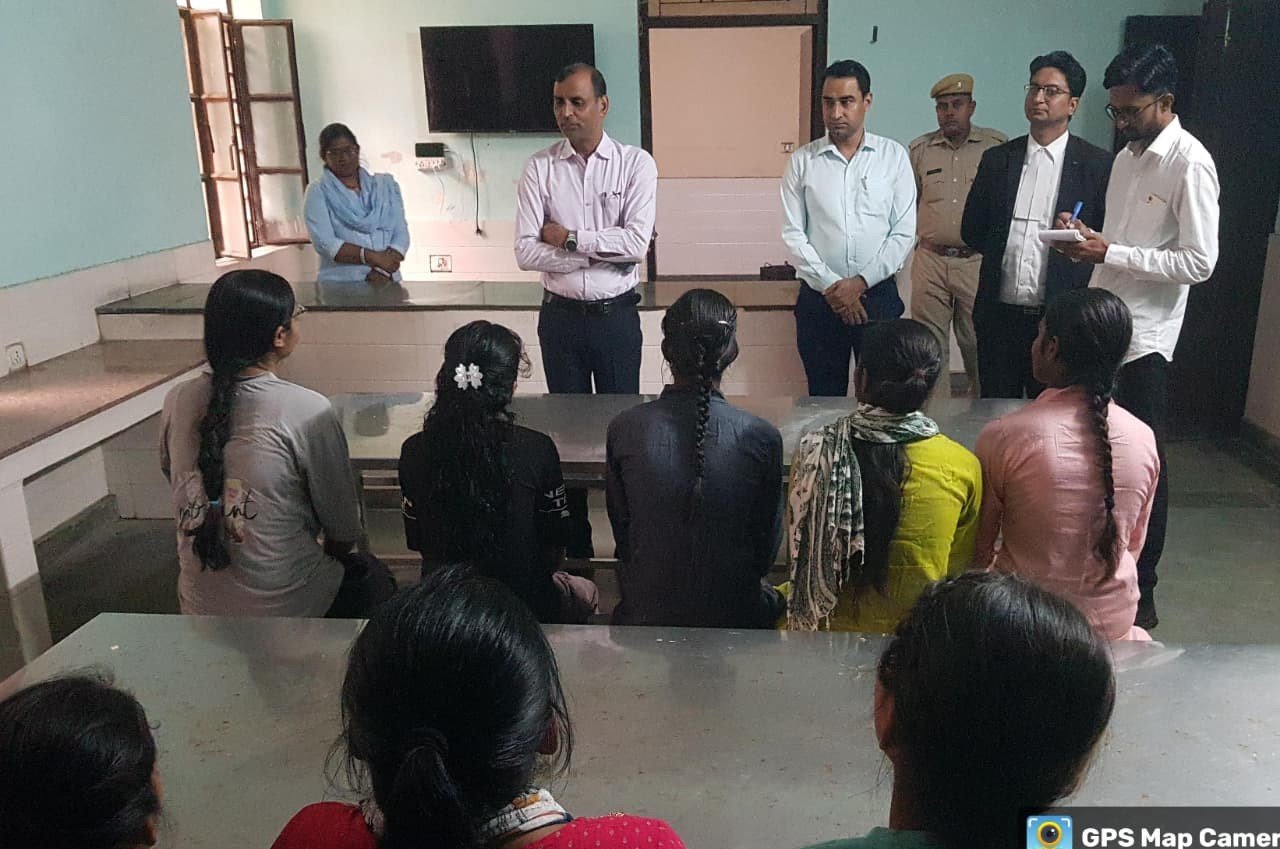 कन्या छात्रावास का एडीजे ने किया निरीक्षण