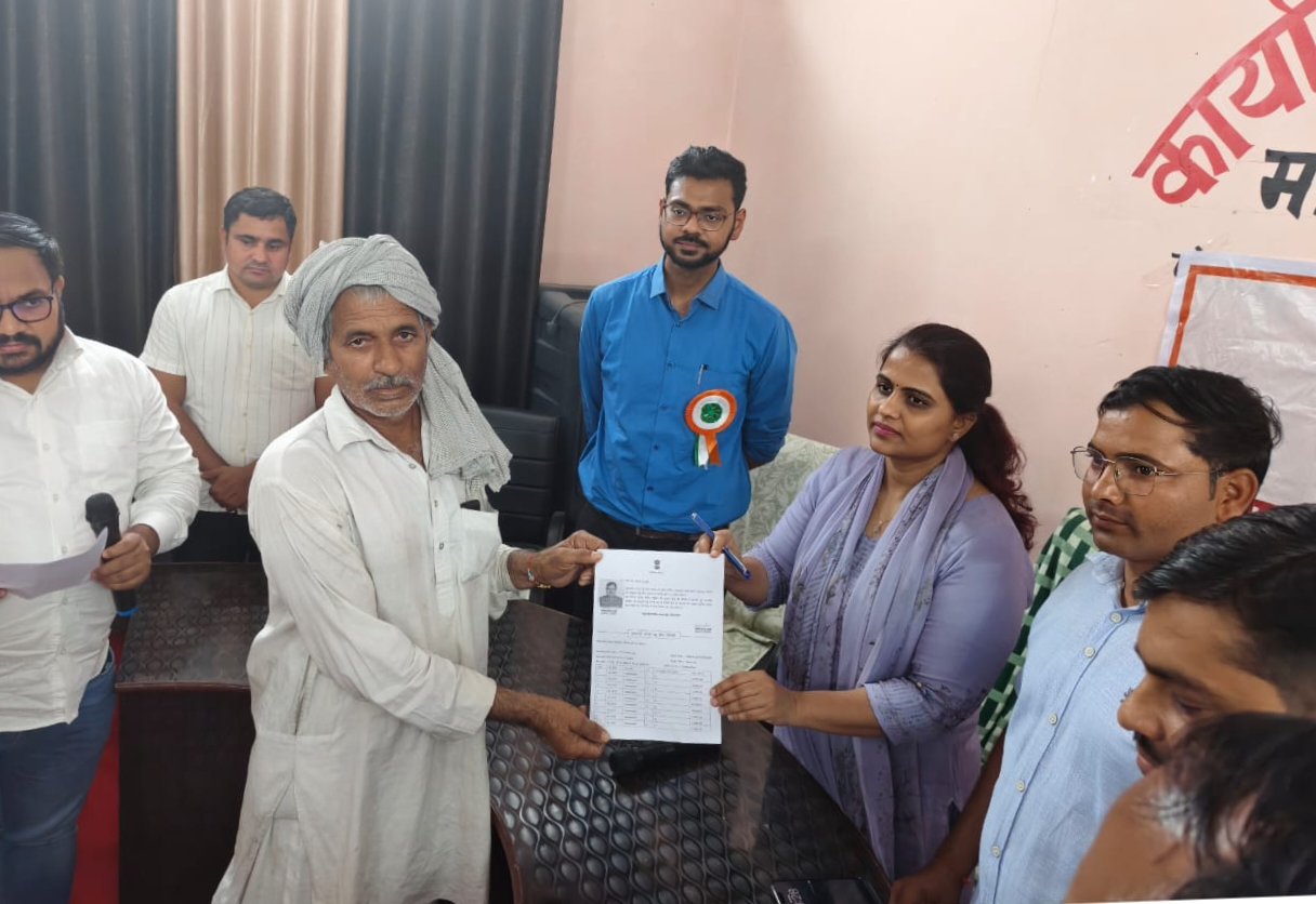 जिला कलक्टर ने महियांवाली में किया ग्रामीण सेवा शिविरों का अवलोकन