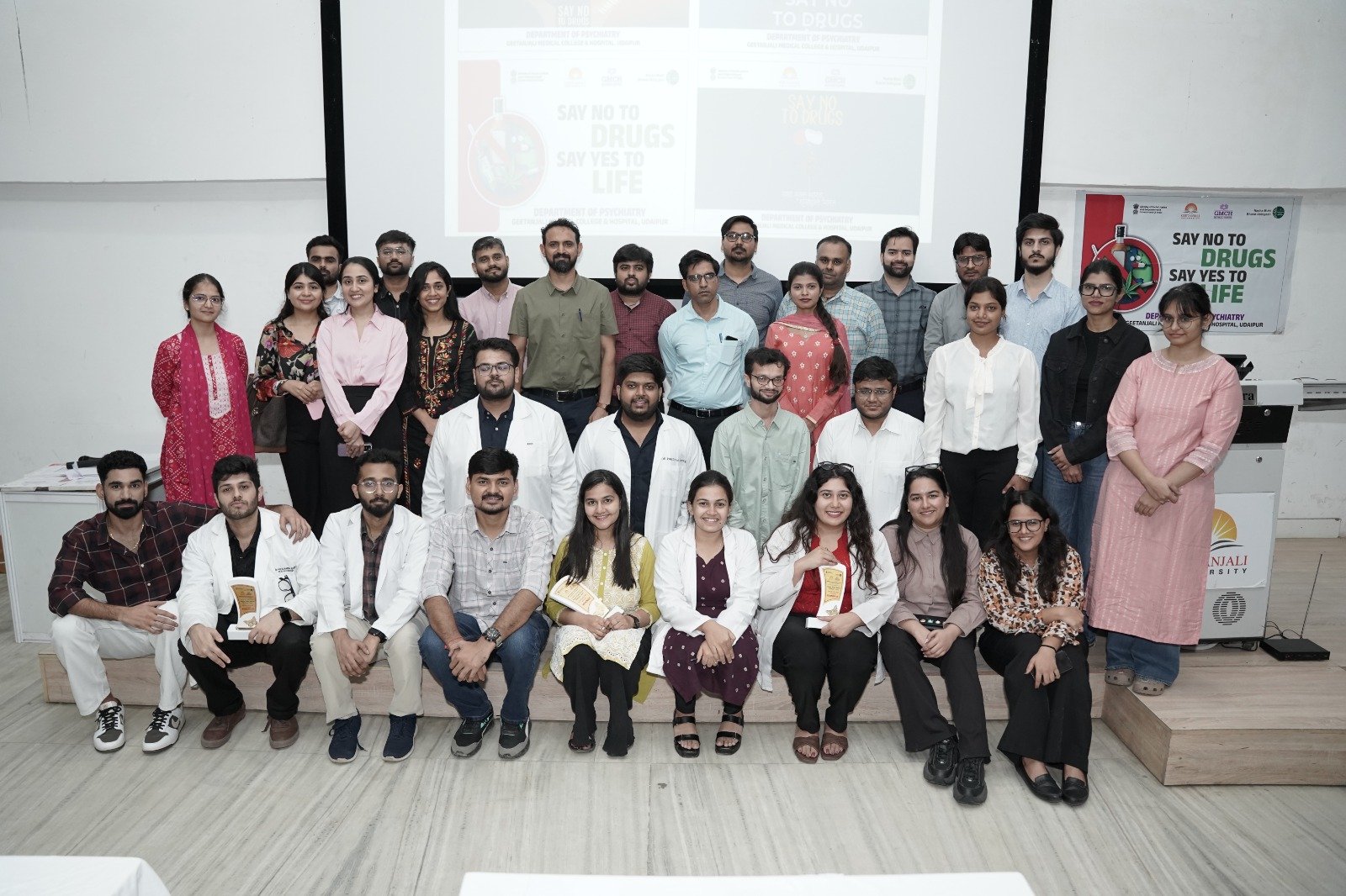 डॉ तन्मय पटेल और डॉ अनेरी दमानी ने इंटर कॉलेज नशा मुक्ति क्विज कम्पटीशन में प्रथम स्थान प्राप्त किया