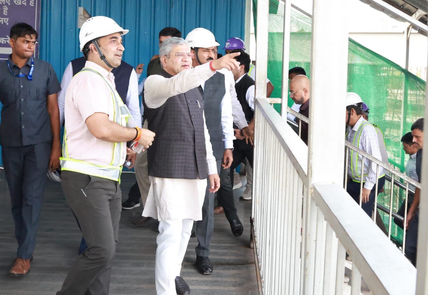 रेलमंत्री ने अहमदाबाद स्टेशन का दौरा