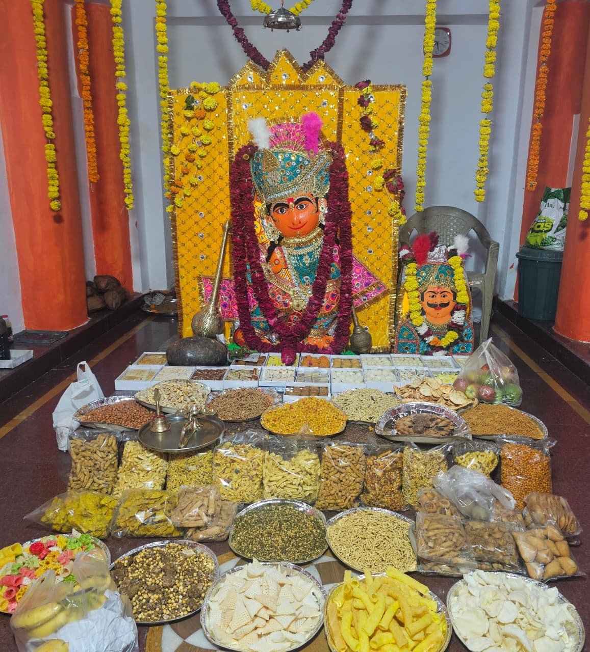 बालाजी को धराया छप्पन भोग का प्रसाद