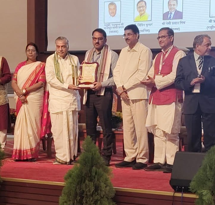 ओडिशा के महामहिम राज्यपाल द्वारा साहित्यकार दिनेश माली भाषा संरक्षक गौरव सम्मान से सम्मानित