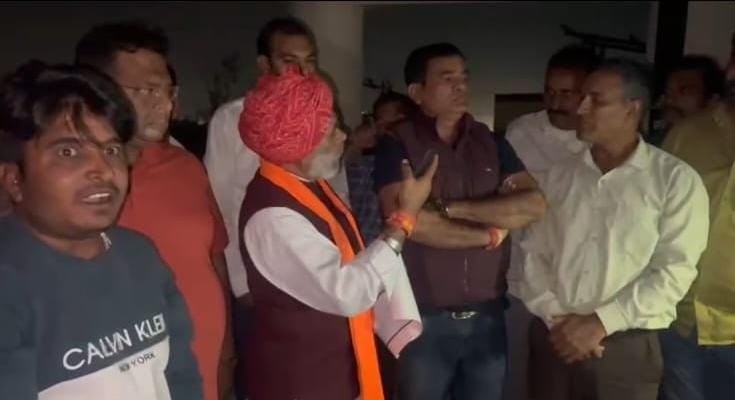 पानी की टंकी पर चढ़े नाराज लोगों को समझाइश कर भाजपा नेताओं ने नीचे उतारा