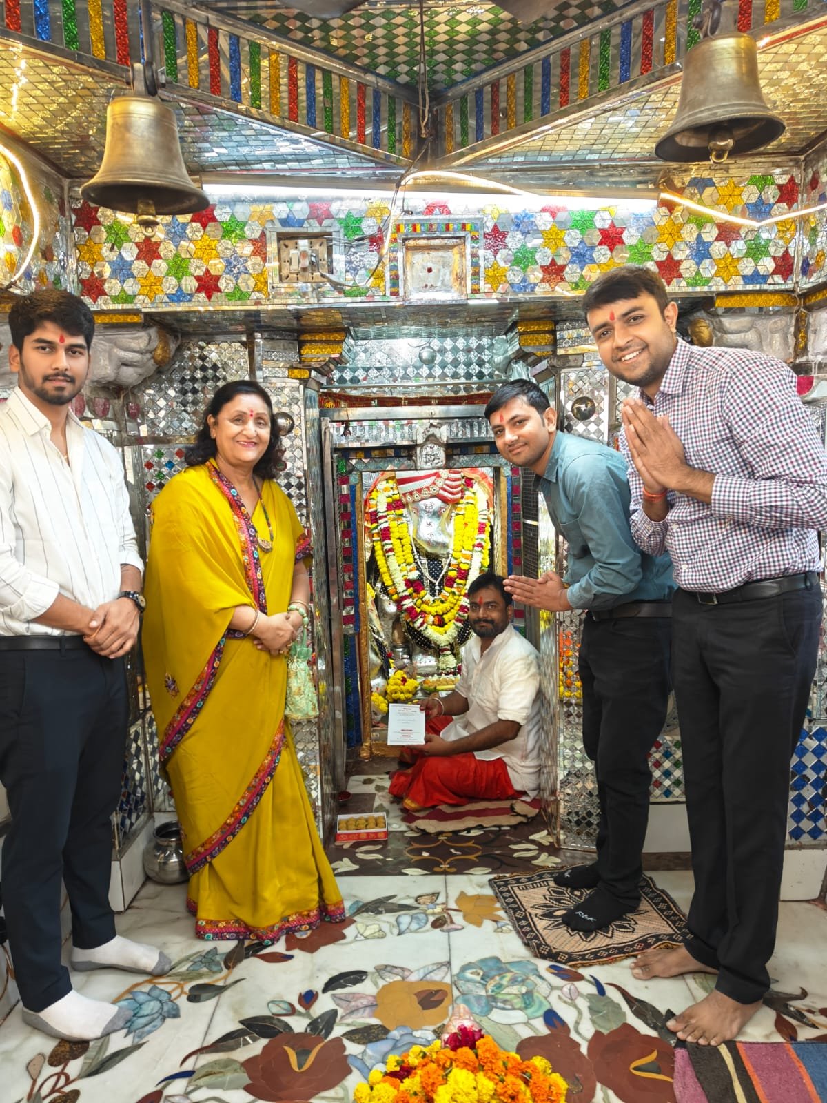 भव्य आयोजन की तैयारी शुरू-पुष्प बाल मेला का प्रथम निमंत्रण पत्र बोहरा गणेश जी को दिया