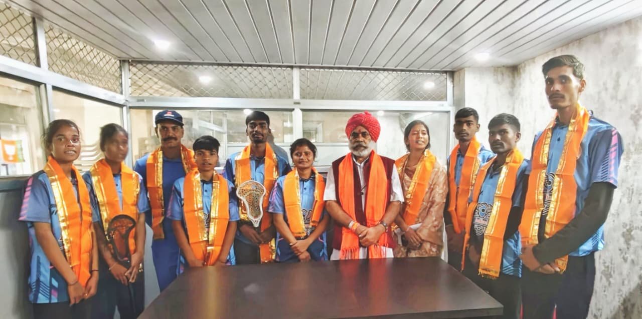 विधायक फूल सिंह मीणा ने किया विधानसभा क्षेत्र के अंतरराष्ट्रीय लेक्रोज खिलाड़ियों का सम्मान