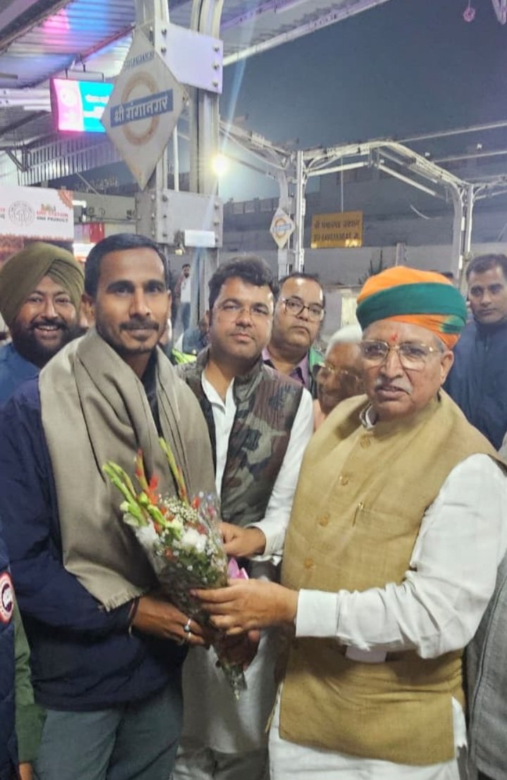 कानून मंत्री ने रेलवे प्वाइंट्समैन को किया सम्मानित