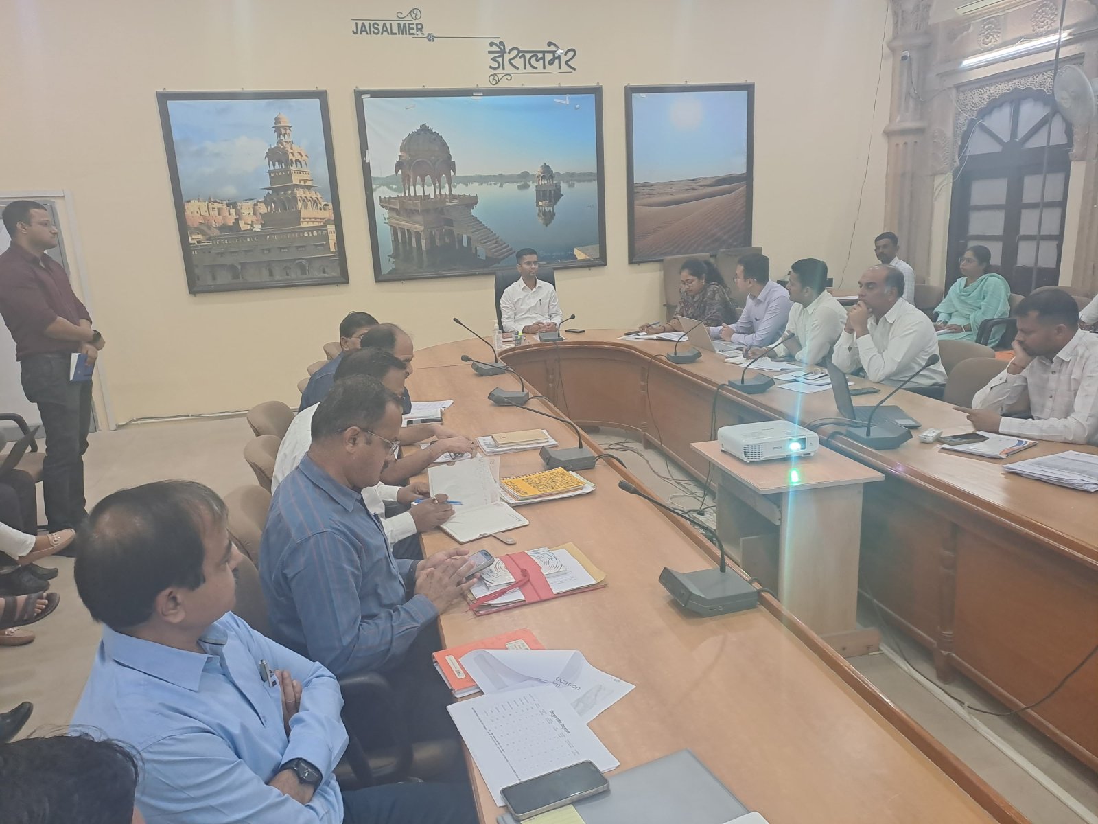 जिला कलक्टर की अध्यक्षता में साप्ताहिक समीक्षा बैठक आयोजित