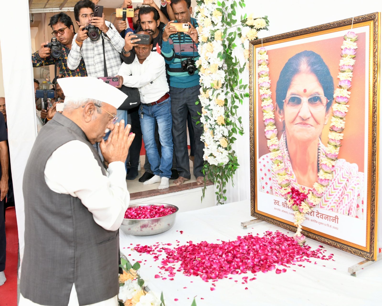 राजस्थान विधानसभा अध्यक्ष वासुदेव देवनानी की धर्मपत्नी इन्दिरा देवनानी के देवलोकगमन के बाद निवास पर उमड़ा राजनेताओं और गणमान्यों का सैलाब*