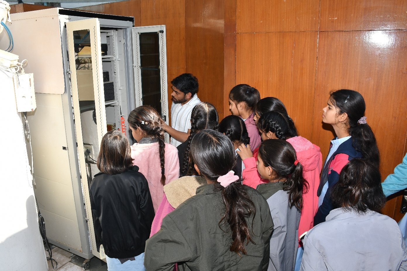 जनजातीय गौरव वर्ष पखवाड़ा विद्यार्थियों ने किया सौर वैद्यशाला का शैक्षिक भ्रमण