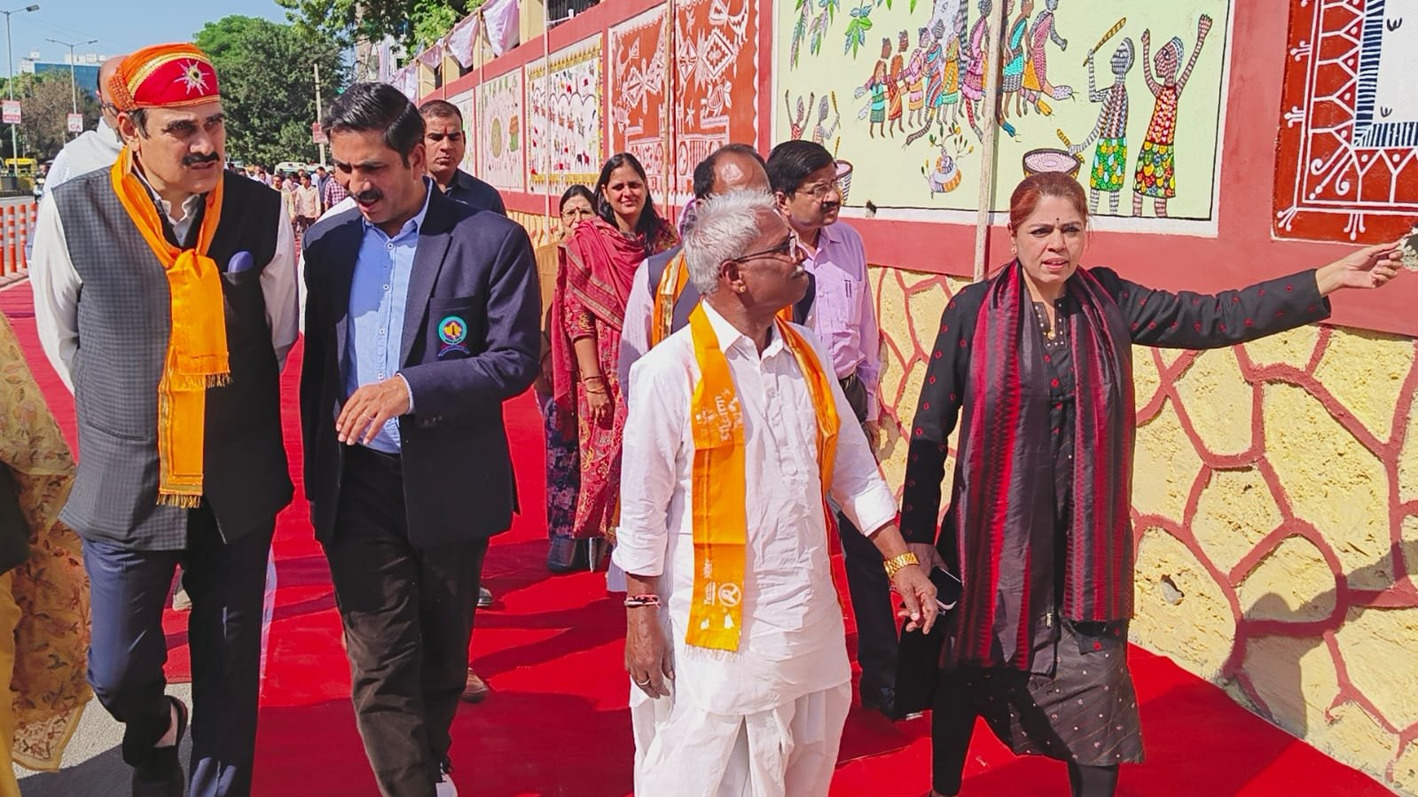 जनजातीय गौरव वर्ष पखवाड़ा आदि धरोहर चित्र वॉल को देख अभिभूत हुए राहगीर