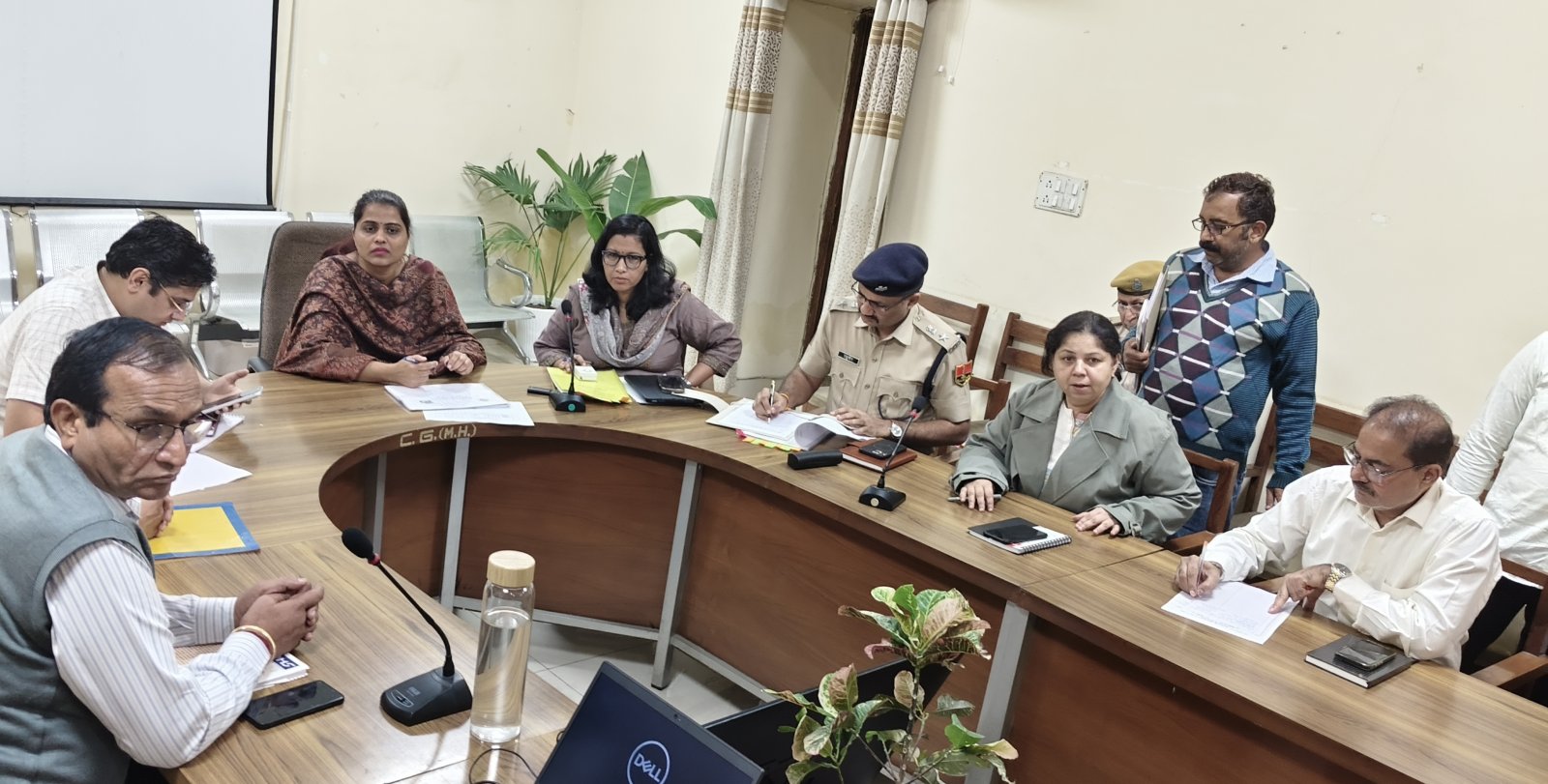 प्रतिबंधित दवाओं की बिक्री और मादक पदार्थों की तस्करी पर लगाएं रोक