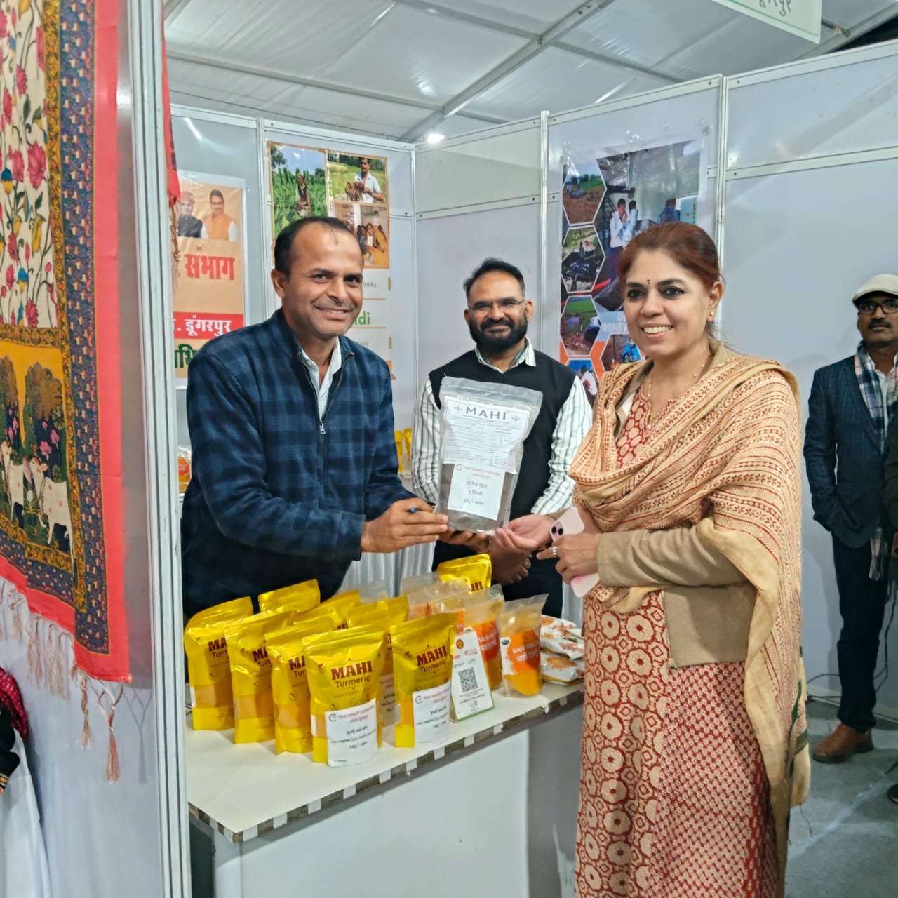 संभागीय आयुक्त ने किया सहकार मेला एवं आदि हाट का अवलोकन