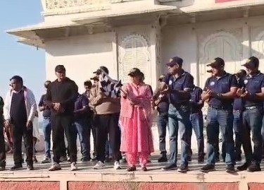भारतीय नौसेना कार रैली को किया रवाना