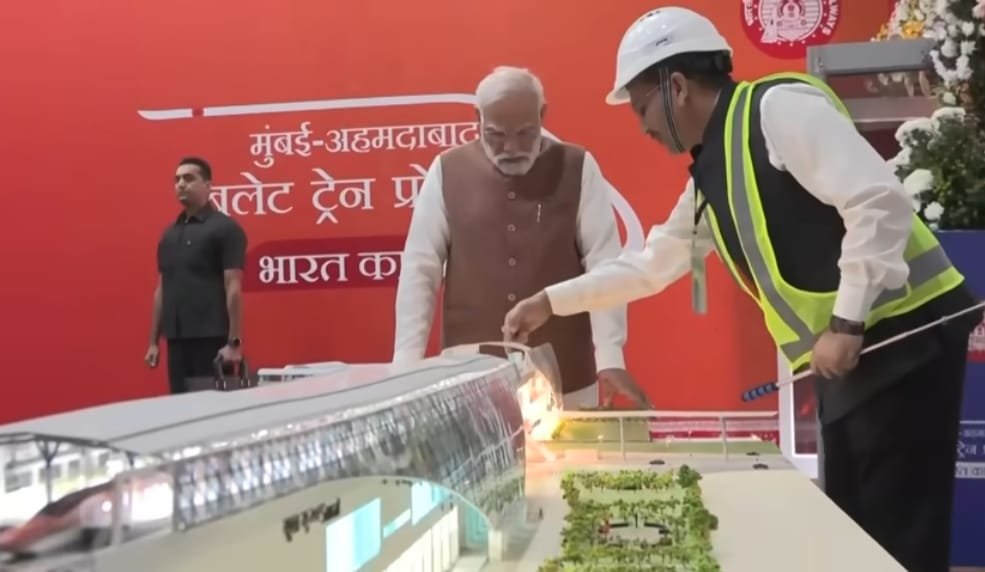 प्रधानमंत्री श्री नरेंद्र मोदी ने गुजरात के सूरत में निर्माणाधीन बुलेट ट्रेन स्टेशन का दौरा कियाय मुंबई-अहमदाबाद हाई-स्पीड रेल कॉरिडोर की प्रगति की समीक्षा की